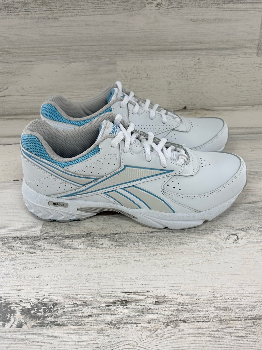 Reebok Women’s Size 7.5 Walk Around Casual Lifestyle Waling Shoes In White/Blue